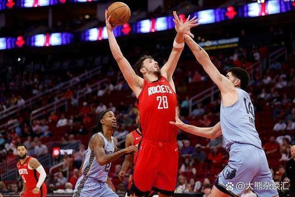 武切维奇进攻观察：弧顶策应+顺下二次处理，17+11+6贡献全面表现